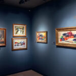 İstiklal Caddesi’nin kalbinde yer alan müzenin bu süreli sergisi, tematik altı bölüme ayrılıyor.